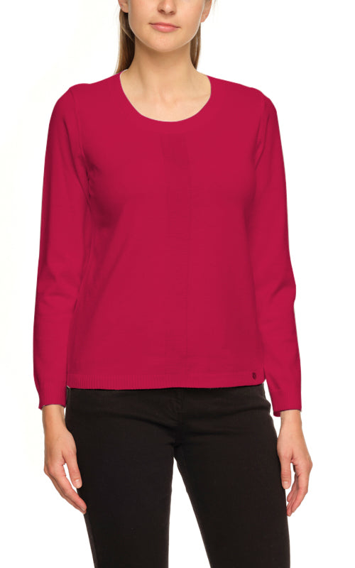 klassischer Rundhalspulli mit feinen Strickdetails