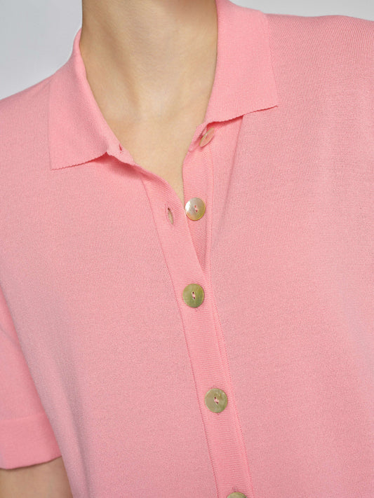 Strickpolo mit Zierknöpfen