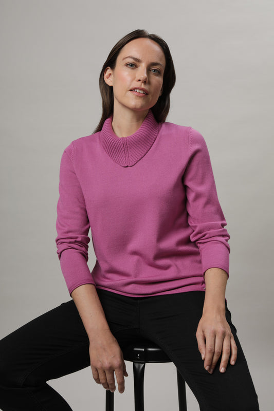 Pullover mit spitz zulaufendem Rollkragen
