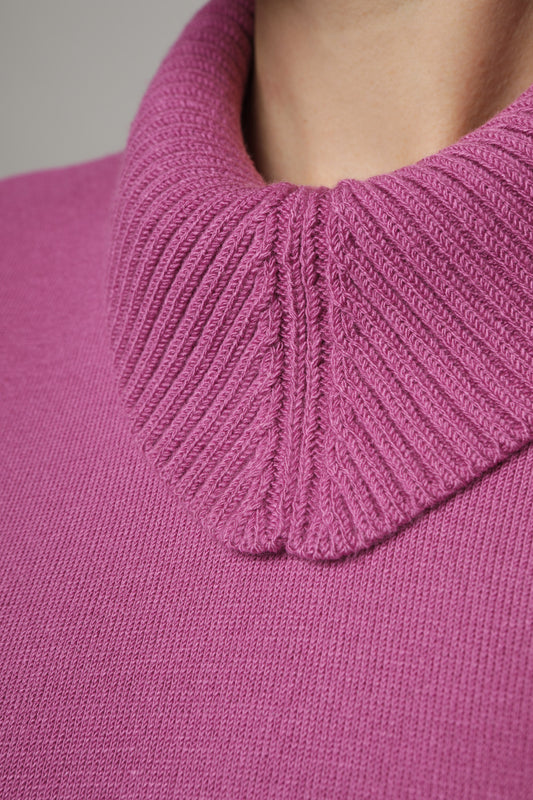 Pullover mit spitz zulaufendem Rollkragen