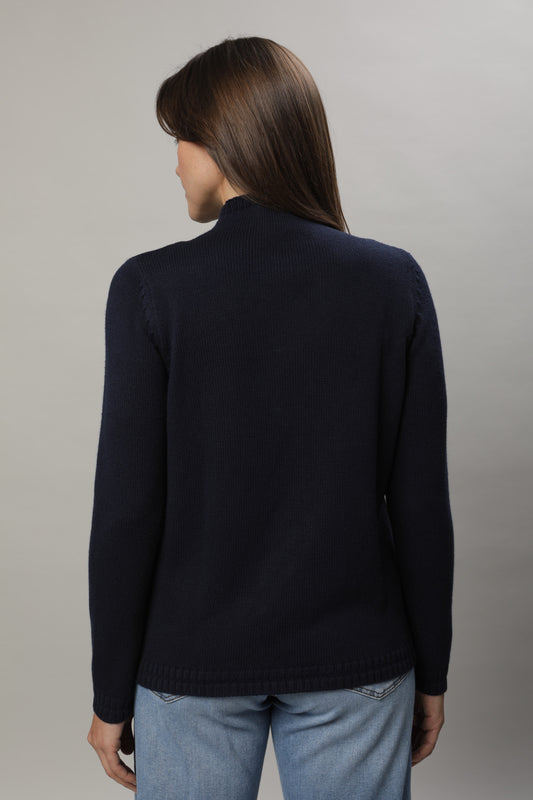 Pullover mit Kelchkragen und Schmucksteinen