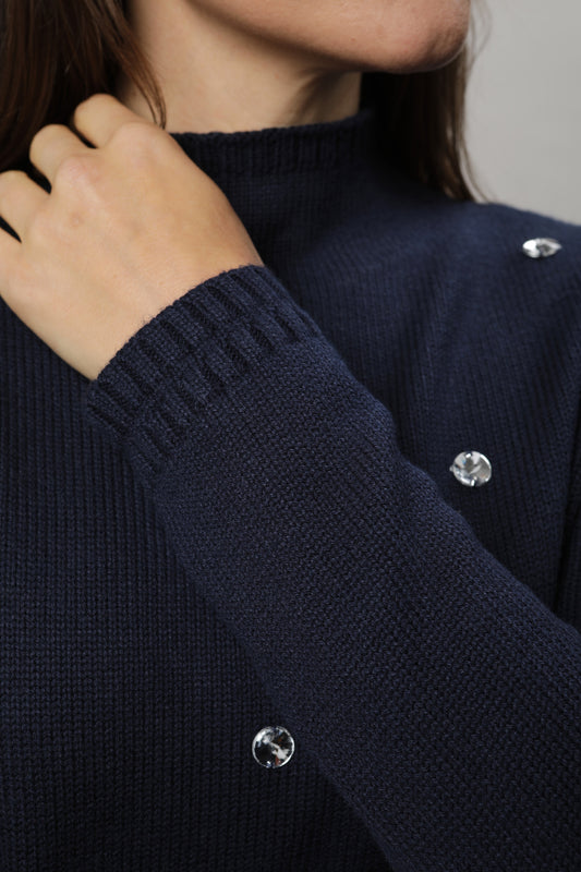 Pullover mit Kelchkragen und Schmucksteinen