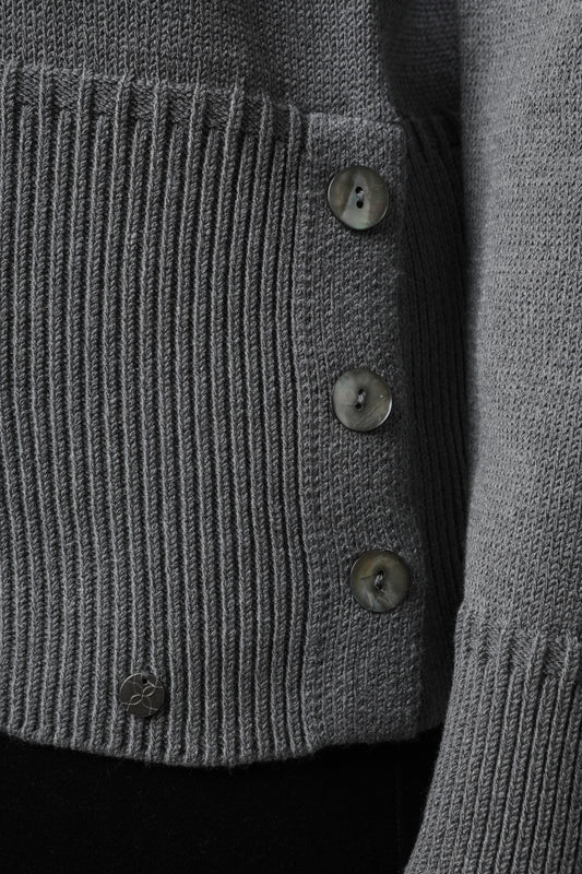Pullover mit Kelchkragen und Knopfblende
