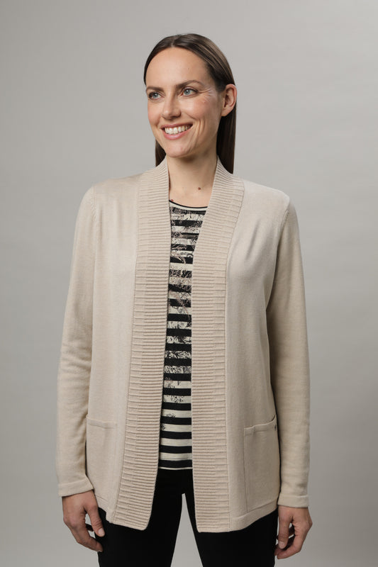 Strickjacke mit Schalkragen und aufgesetzten Taschen