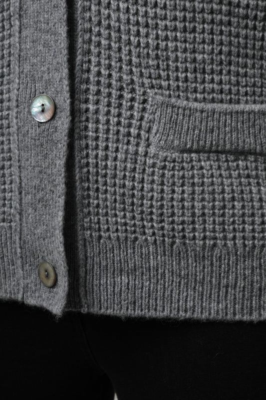 Strickjacke mit Rundhals und Knöpfen