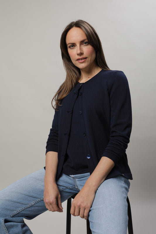 Strickjacke mit Rundhals und Knöpfen