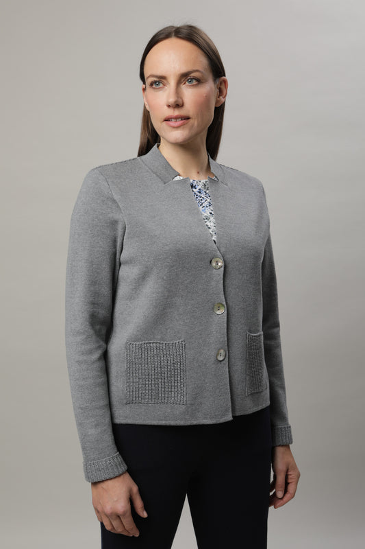 Strickjacke mit Stehkragen und Knöpfen