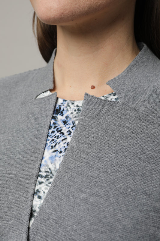Strickjacke mit Stehkragen und Knöpfen