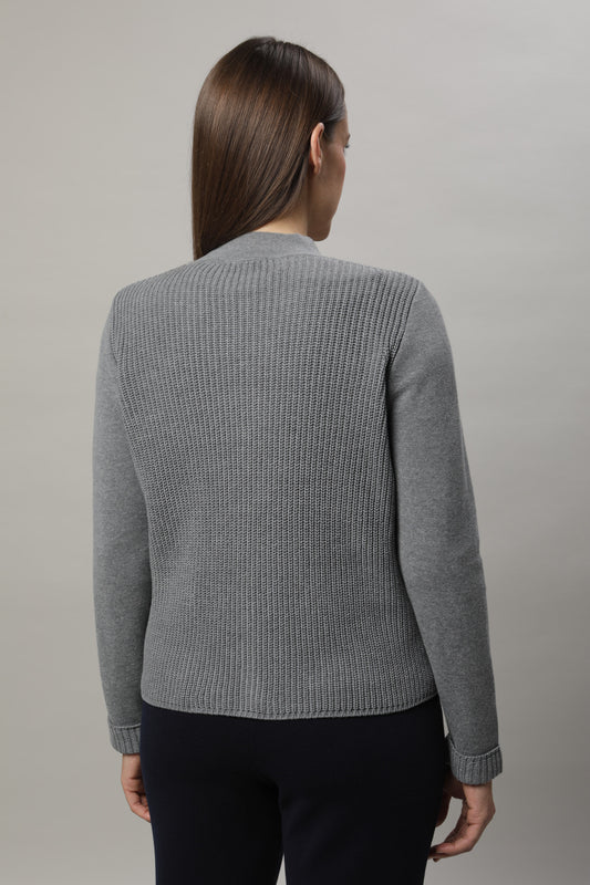 Strickjacke mit Stehkragen und Knöpfen