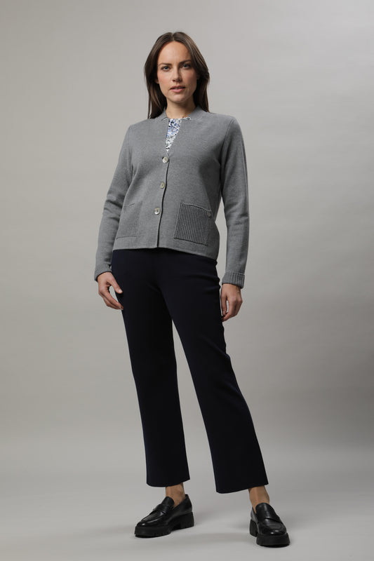 Strickjacke mit Stehkragen und Knöpfen