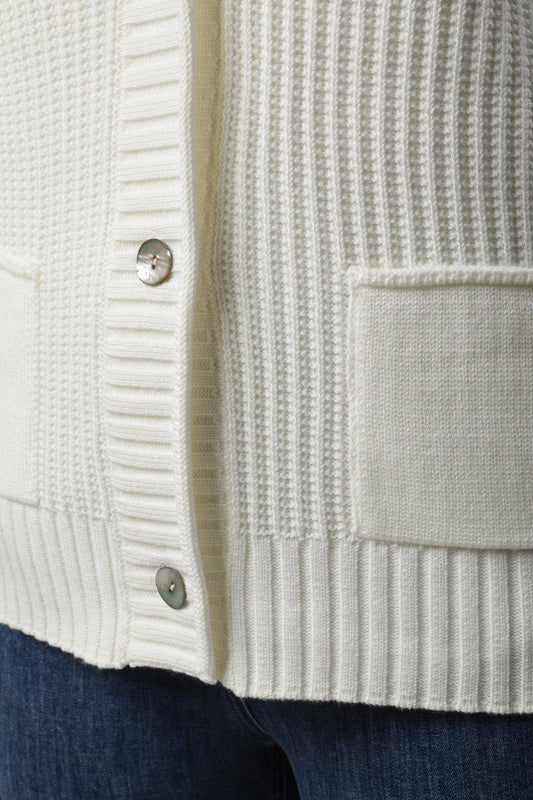 Strickjacke mit V-Ausschnitt und Knöpfen und Strukturmuster