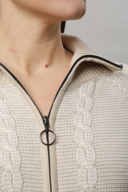 Strickjacke mit Stehkragen und Reißverschluss und zweifarbigem Strukturmuster