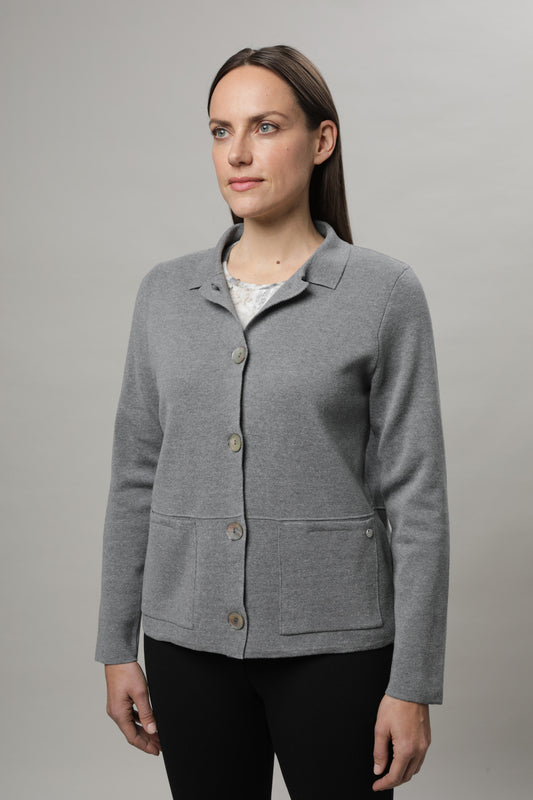 Strickjacke mit Umlegekragen und Knöpfen