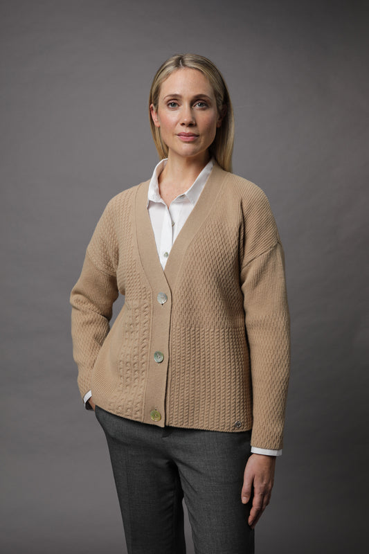 Strickjacke mit V-Ausschnitt und Knöpfen