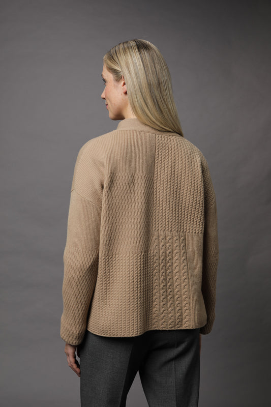 Strickjacke mit V-Ausschnitt und Knöpfen