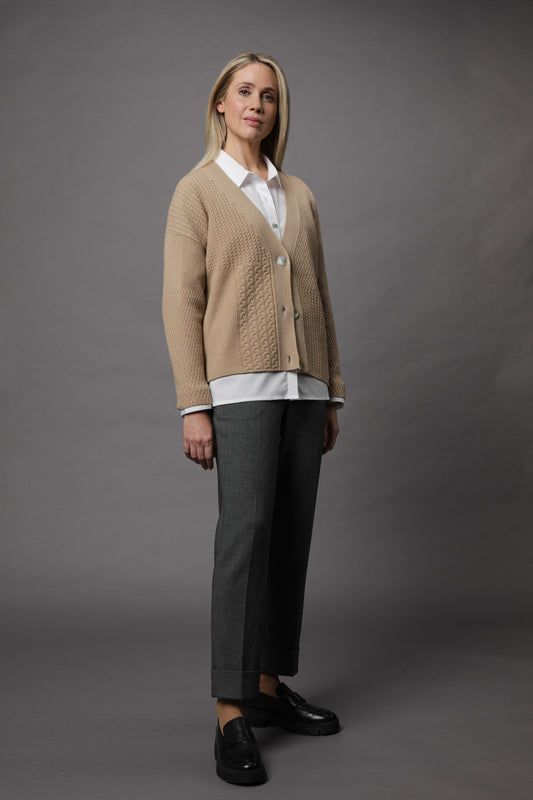 Strickjacke mit V-Ausschnitt und Knöpfen