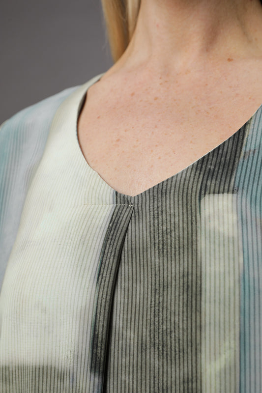 Bluse mit V-Ausschnitt und Alloverdruck