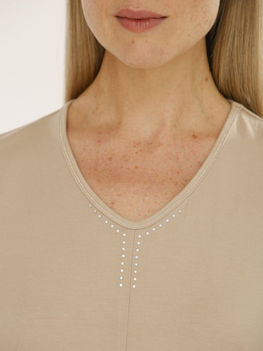 T-Shirt mit V-Ausschnitt und Strass-Steinchen