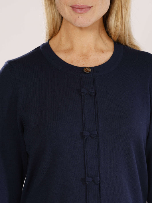 Strickjacke mit Rundhals und Knöpfen