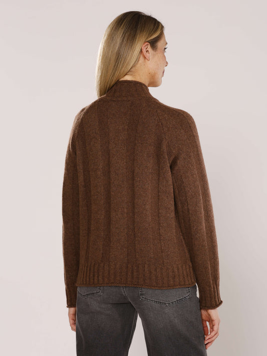 Strickjacke mit Stehkragen und Knöpfen