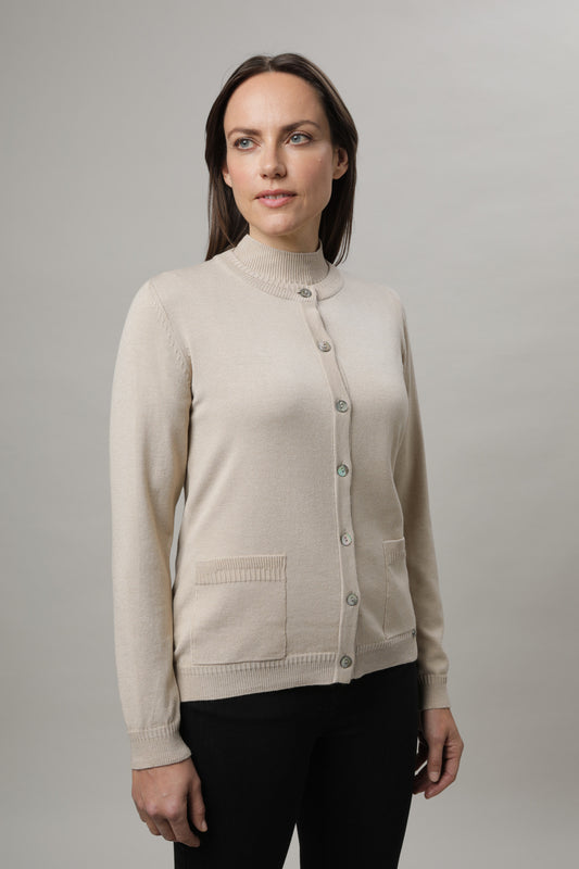 Strickjacke mit Rundhals und Knöpfen