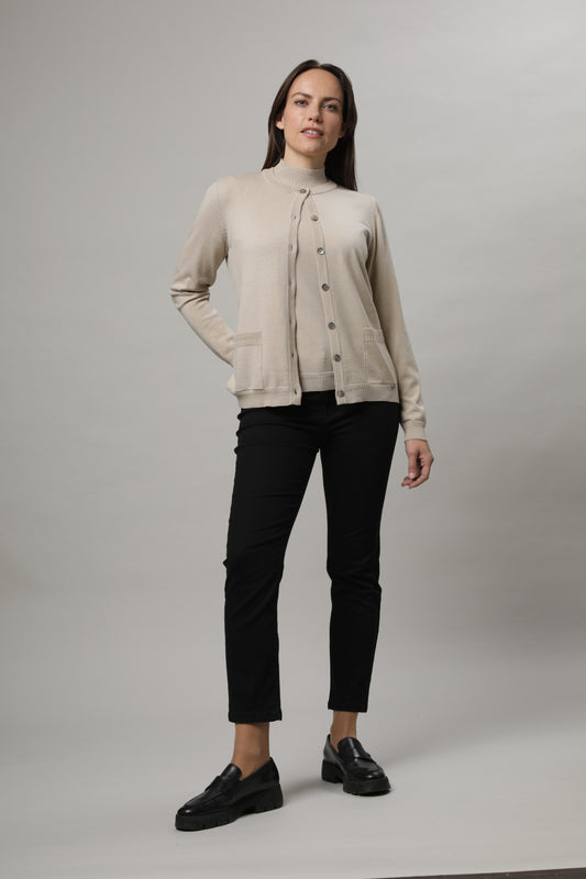 Strickjacke mit Rundhals und Knöpfen